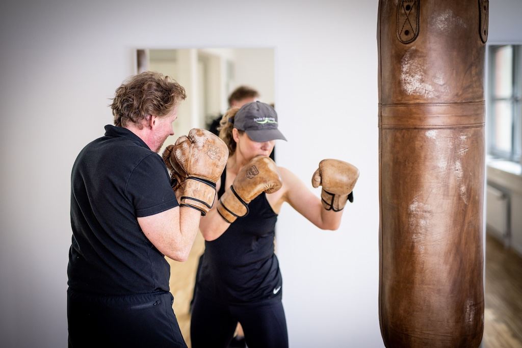 Fitnessboxen und Kickbox-Training für Kraft und Ausdauer