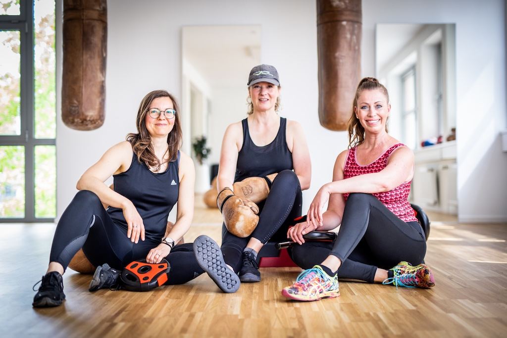 Sylvia Kronshage mit ihrer Outdoor-Trainingsgruppe in der Natur