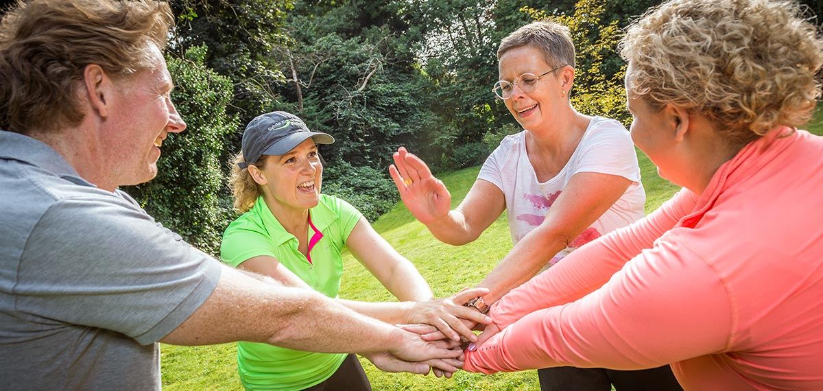 Outdoor-Fitness Gruppe beim Ganzkörpertraining an der frischen Luft